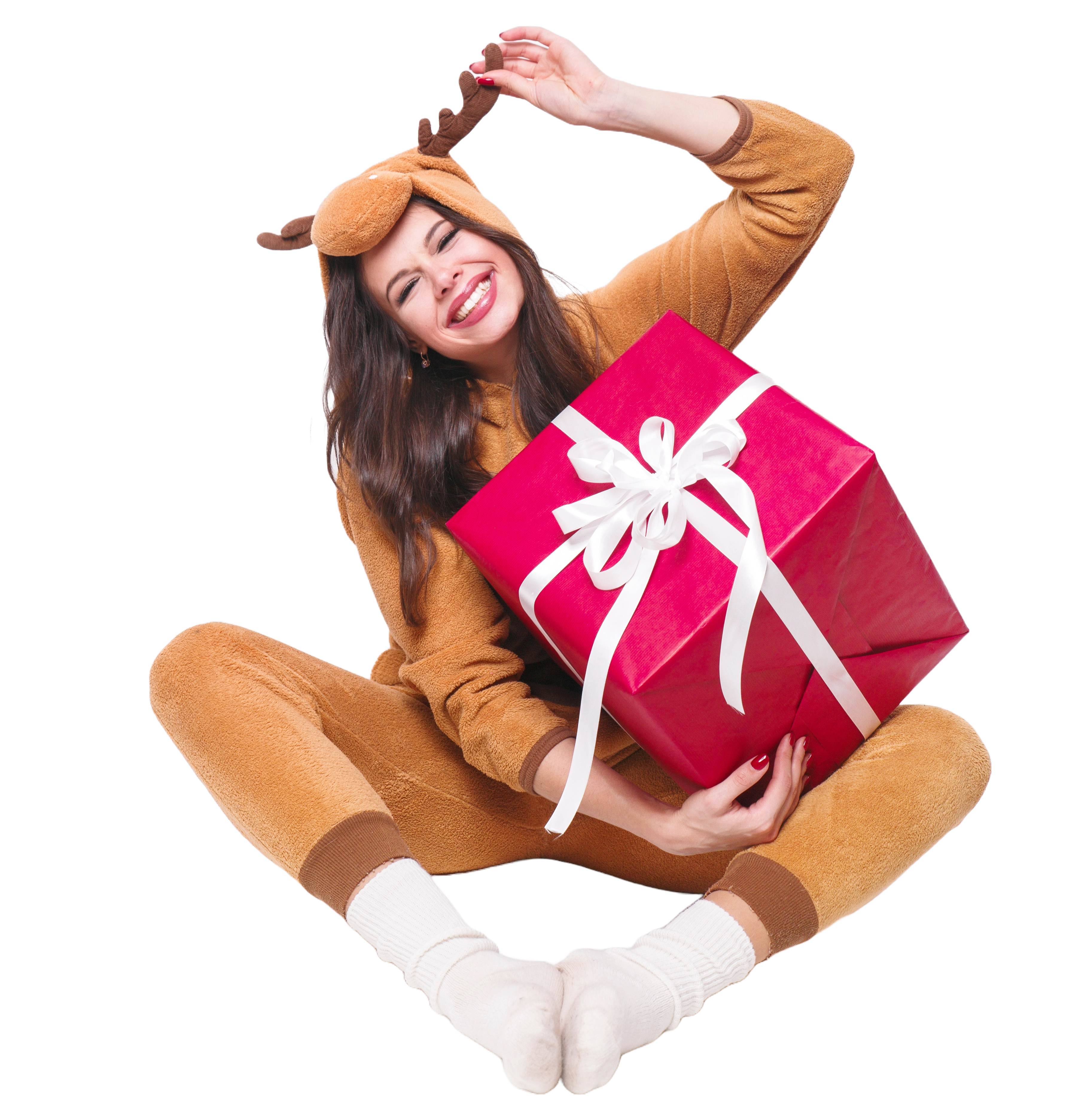 Femme souriante en pilou pilou renne tenant un cadeau
